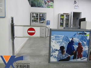 超市入口管控新趋势 解析直销超市入口机与单向摆闸的应用